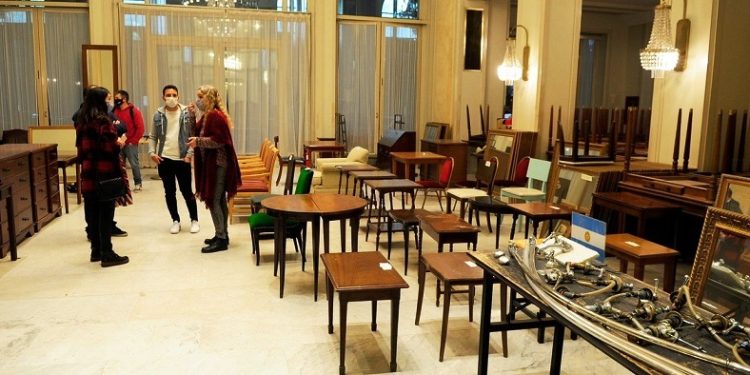 Subastan los últimos muebles y objetos de gastronomía del Hotel Plaza