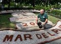 Hugo Perea, el artista que maneja el calendario de la plaza San Martín