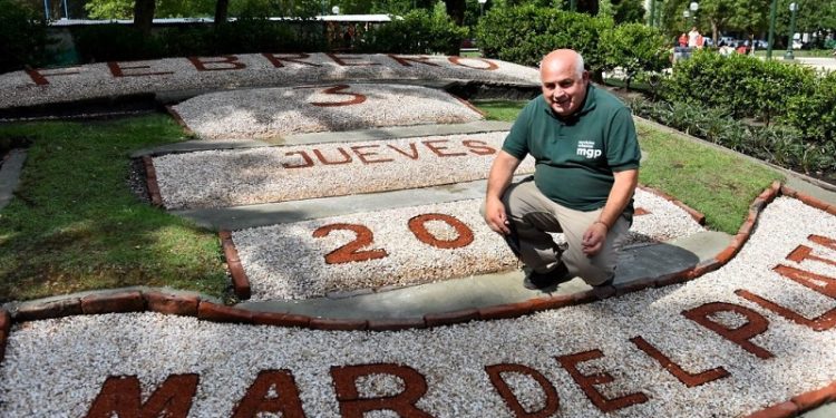 Hugo Perea, el artista que maneja el calendario de la plaza San Martín