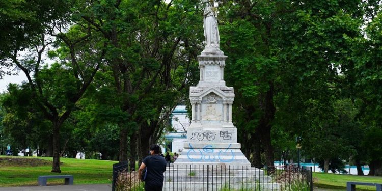 Cementerios olvidados ocultos debajo de las plazas de Buenos Aires