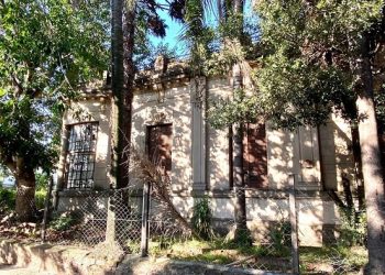 La histórica casona de Beiró está casi en ruinas y los vecinos denuncian que el abandono es intencional