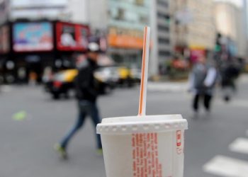 Sorbetes plásticos: el uso se prohibió hace dos años, pero los que quedan tienen un nuevo destino