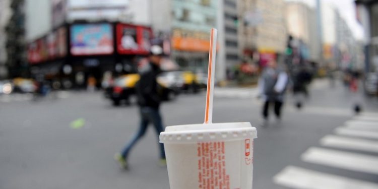 Sorbetes plásticos: el uso se prohibió hace dos años, pero los que quedan tienen un nuevo destino