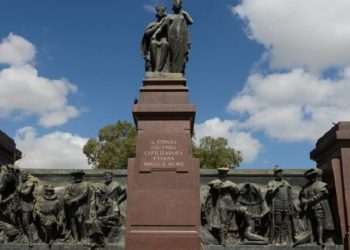 El monumento mutilado: con figuras sin cabeza ni brazos, sufre el abandono en la Costanera Sur