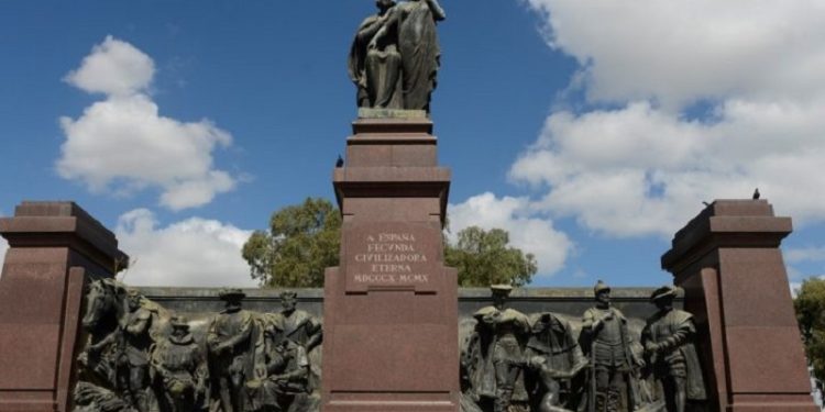 El monumento mutilado: con figuras sin cabeza ni brazos, sufre el abandono en la Costanera Sur