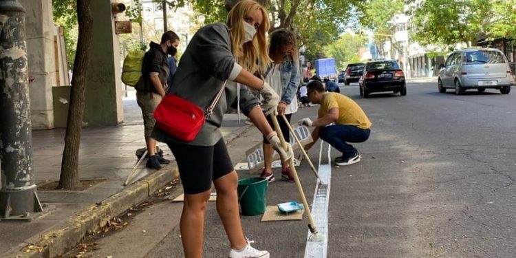 Ciclistas marplatenses pintan sus propios carriles