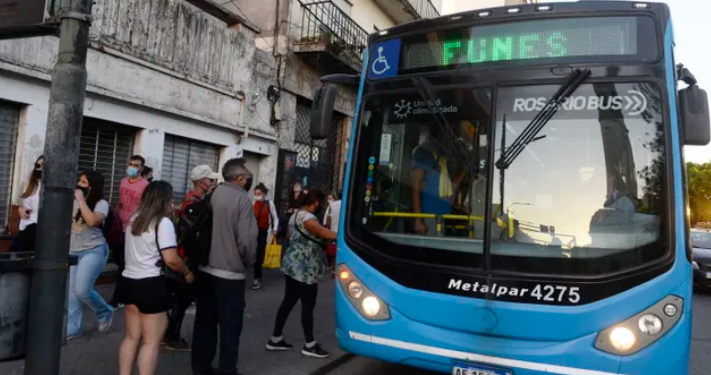 La odisea de viajar en colectivo entre Rosario y Funes