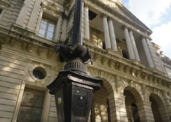 Se robaron las águilas de bronce frente a la Facultad de Derecho