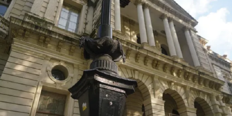 Se robaron las águilas de bronce frente a la Facultad de Derecho