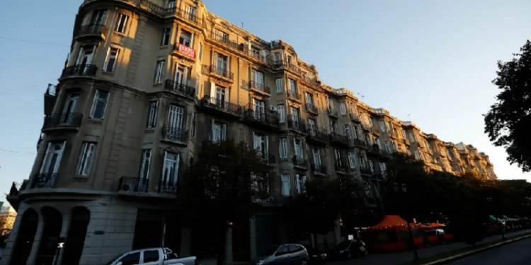 Es el edificio más largo de la Ciudad y data de 1910