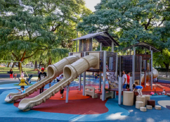 De la madera al caucho en los nuevos patios de juego de las plazas porteñas