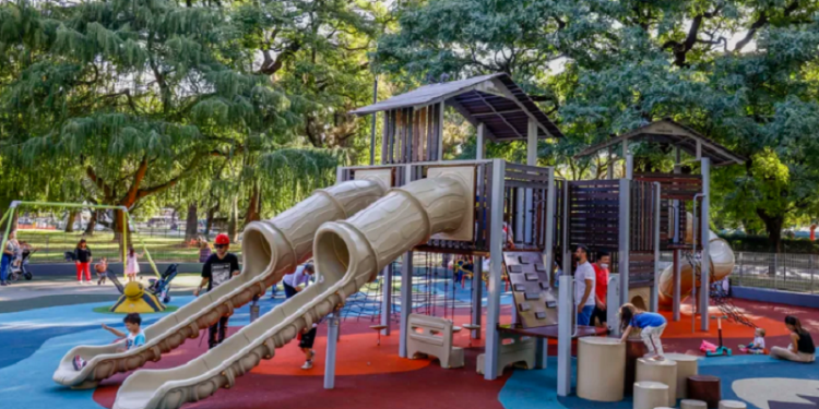 De la madera al caucho en los nuevos patios de juego de las plazas porteñas