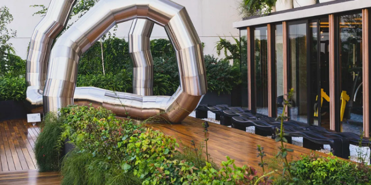 El arte se une al real estate con obras escultóricas en edificios de lujo