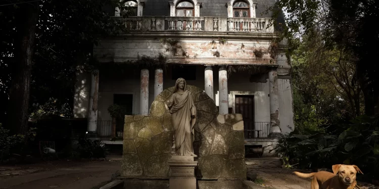 La casona de La Plata que esconde un invaluable tesoro amenazado por el abandono