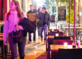 Bares y restaurantes “se adueñan” de veredas con mesas y sillas