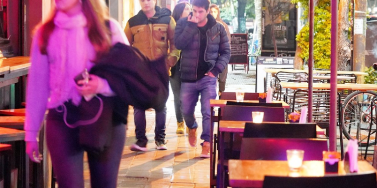 Bares y restaurantes “se adueñan” de veredas con mesas y sillas