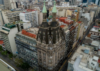 Cómo es la “cirugía” que realizan para restaurar la fachada del edificio Otto Wulff