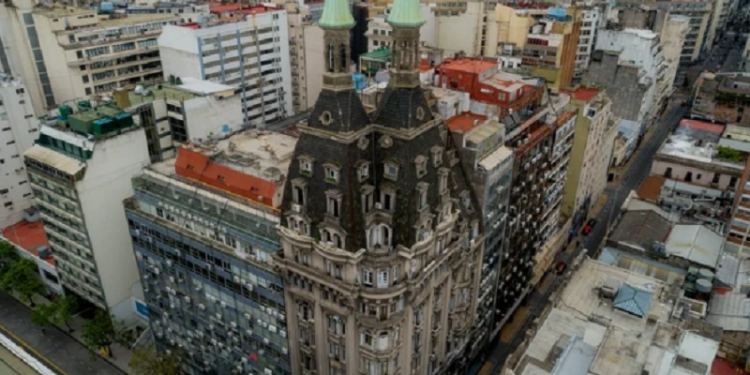 Cómo es la “cirugía” que realizan para restaurar la fachada del edificio Otto Wulff