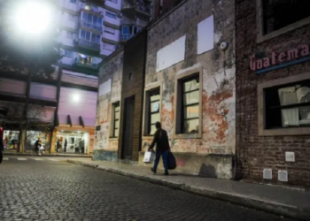 Un tradicional corredor artístico y cultural del centro vive su agonía