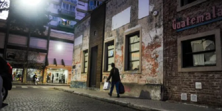 Un tradicional corredor artístico y cultural del centro vive su agonía