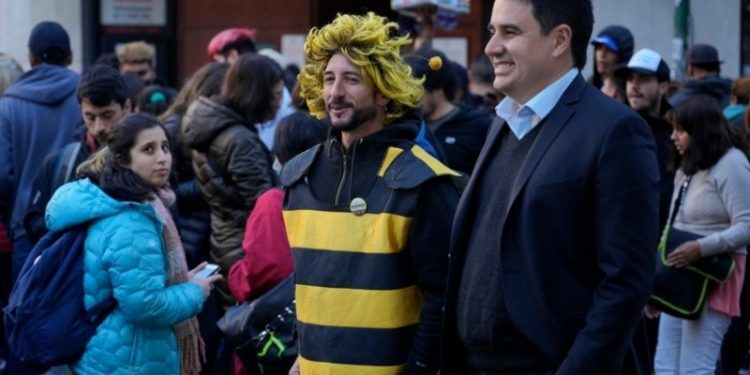 De Rosario al Congreso, con cenizas y la “abejita” de la Multisectorial