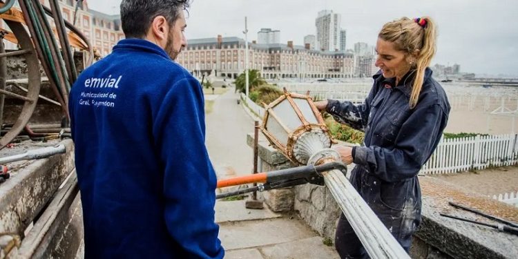 El Municipio trabaja sobre un nuevo tramo de farolas de la Rambla