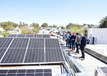 Presentaron la primera estación de servicio con energía solar en La Plata