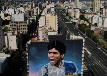 Maradona gigante y eterno en un nuevo mural porteño de Martín Ron