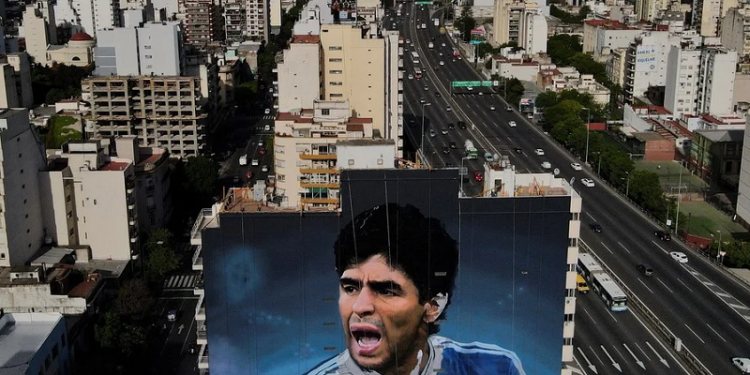 Maradona gigante y eterno en un nuevo mural porteño de Martín Ron