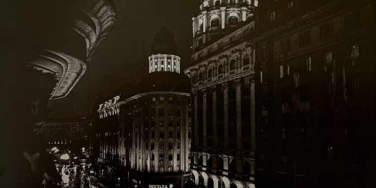 Fotos de una Buenos Aires monumental y oscura