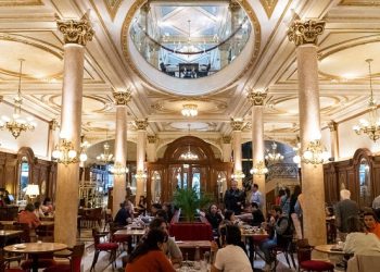 Reabrió La Ideal, el bar notable con un siglo de historia