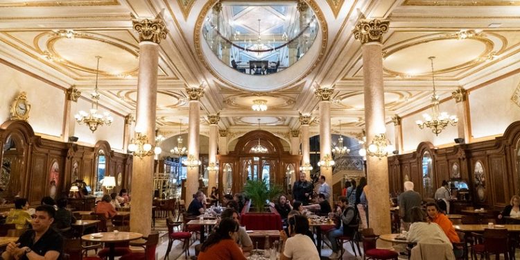 Reabrió La Ideal, el bar notable con un siglo de historia