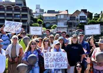 Abrazo solidario contra una torre en Punta Iglesia
