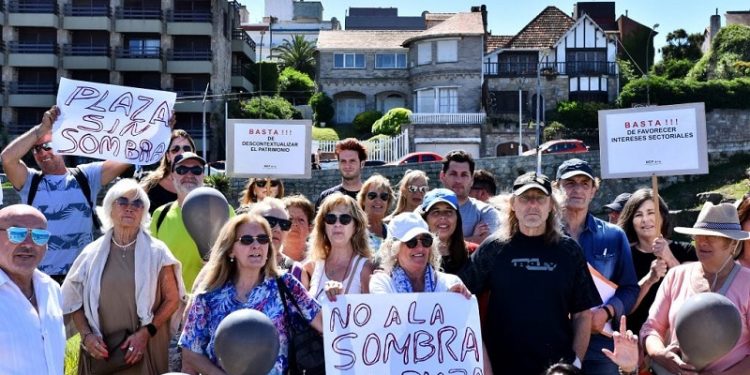 Abrazo solidario contra una torre en Punta Iglesia