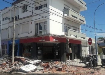 Cerca del mar hay edificios que no están en condiciones