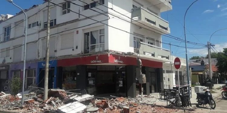 Cerca del mar hay edificios que no están en condiciones