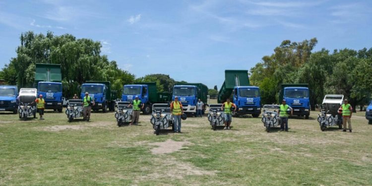 ACUMAR aporta motos eléctricas para recolección de residuos en Lomas de Zamora
