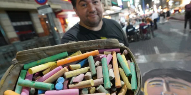 “Budatom”: el artista callejero que utiliza la tiza como instrumento