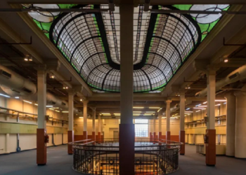 Un señorial edificio de 110 años de Montserrat aún aguarda por su venta