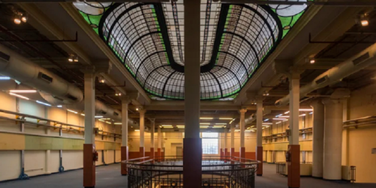 Un señorial edificio de 110 años de Montserrat aún aguarda por su venta