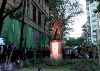 Leonardo Favio tiene su escultura en Villa Crespo