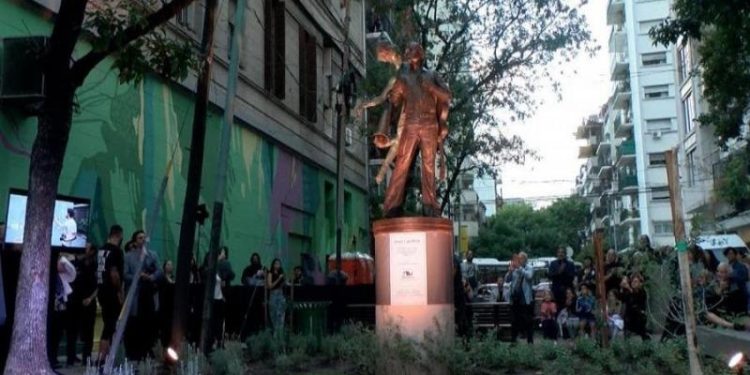 Leonardo Favio tiene su escultura en Villa Crespo
