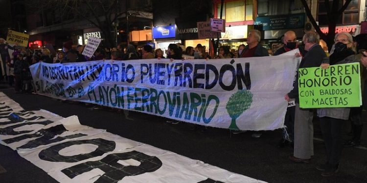 Semaforazo contra el parque lineal de Honorio Pueyrredón