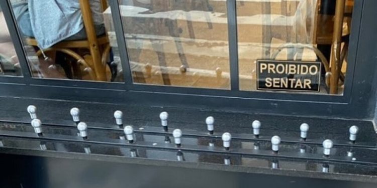 Arquitectura hostil en Latinoamérica, el espacio público en disputa