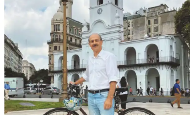 Paisajista en bici redescubre el patrimonio urbano porteño