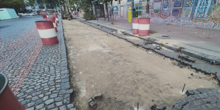 La Comuna busca asfaltar otras 75 cuadras con adoquines de La Plata
