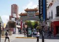Bares y comercios bajo las vías del tren Mitre contiguo al Barrio Chino
