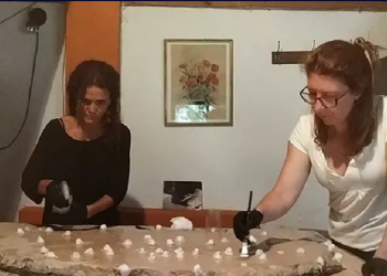 Devuelven al ingreso de La Favorita su placa de mármol original