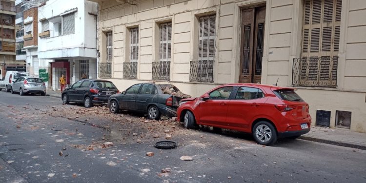 Caída de mampostería de casas viejas en Rosario