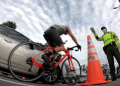 Muchos ciclistas porteños no respetan semáforos y peatones